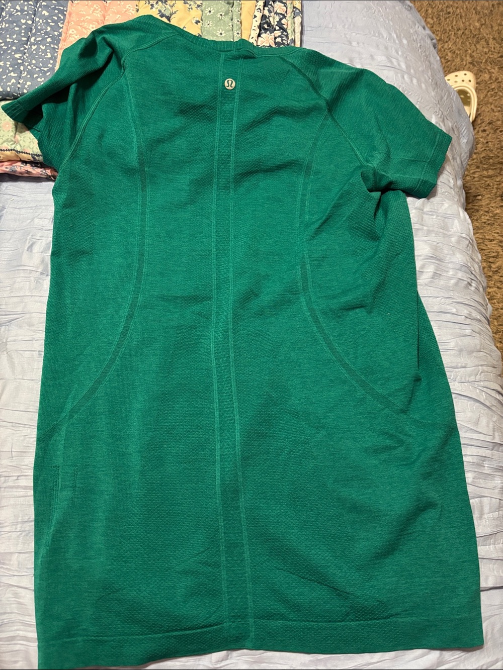 lululemon athletica Green Short Sleeve Scoop Neck Top - Picture 2 of 2